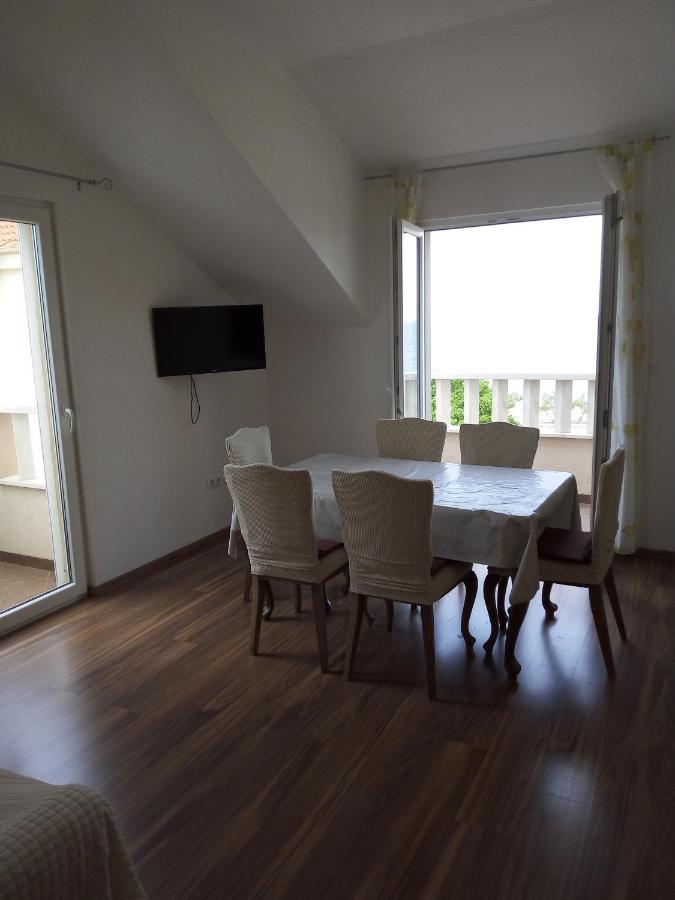 Apartments Zvonimir,Place By The Sea Mirce Exterior foto