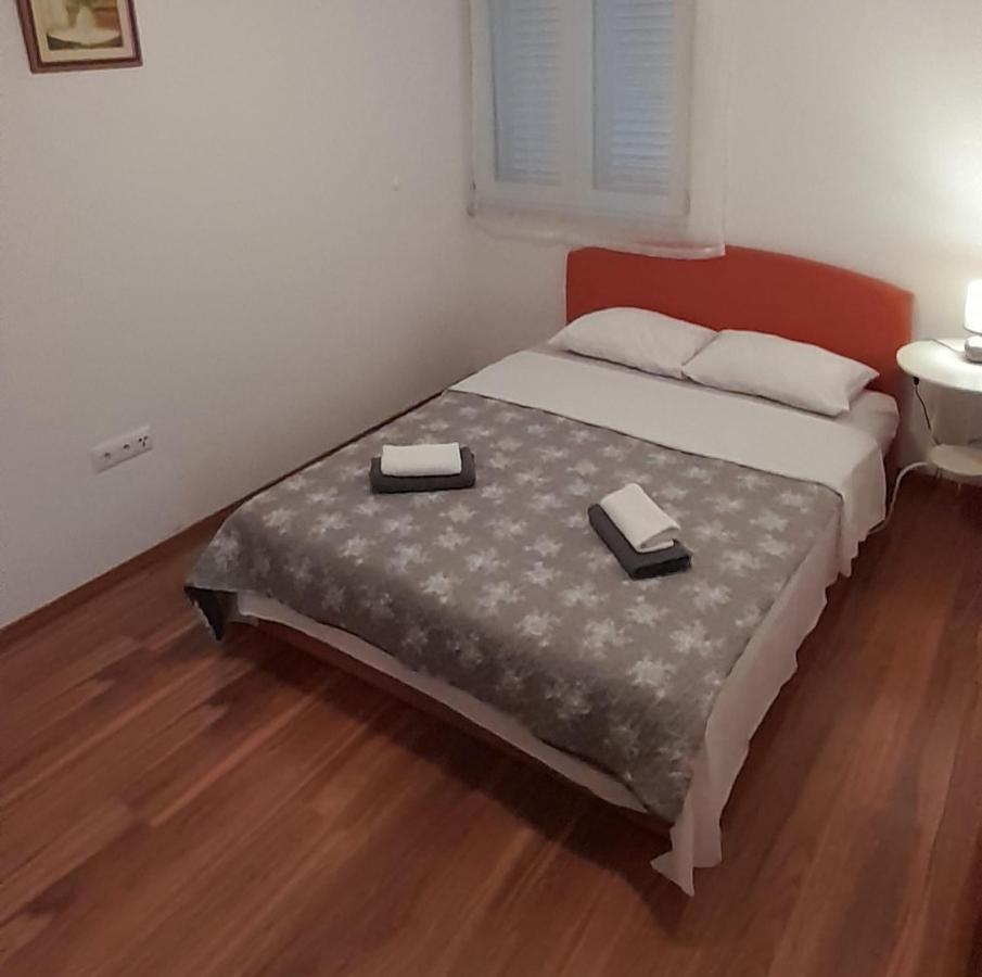 Apartments Zvonimir,Place By The Sea Mirce Exterior foto