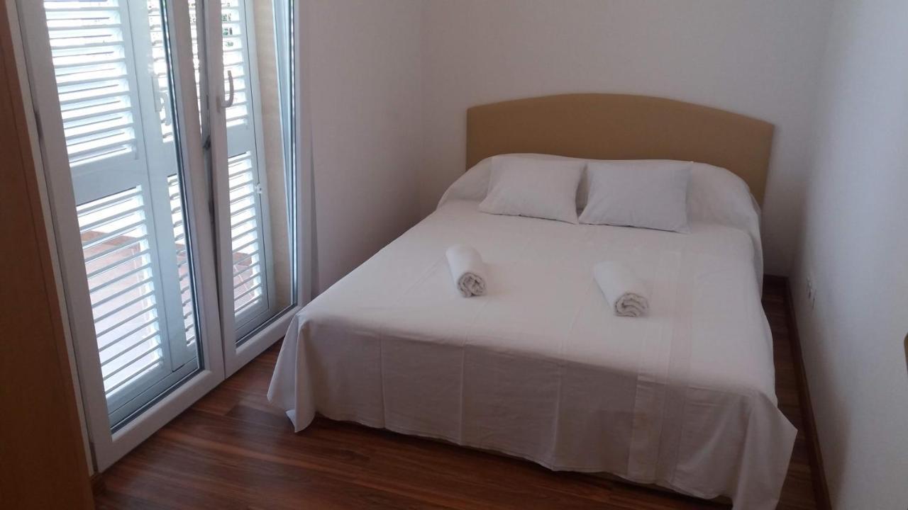 Apartments Zvonimir,Place By The Sea Mirce Exterior foto