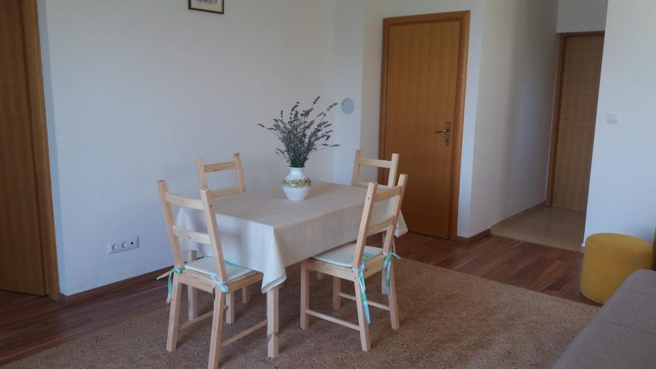 Apartments Zvonimir,Place By The Sea Mirce Exterior foto